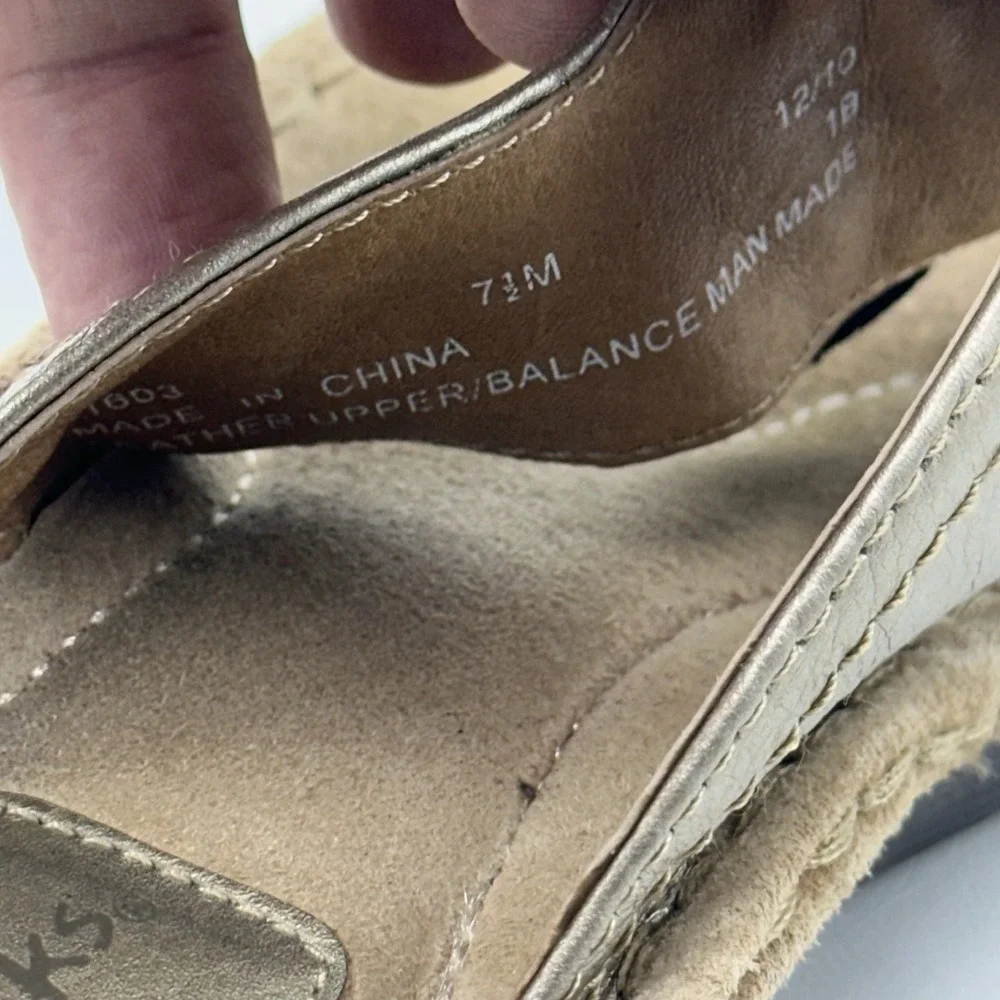 Clarks‎ Artisan Women 7.5 M Metallic Bronze Leather Flower Thong Wedge Sandal